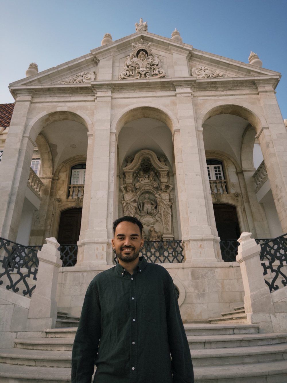 Lucas Zambon em frente à Universidade de Coimbra, em Portugal